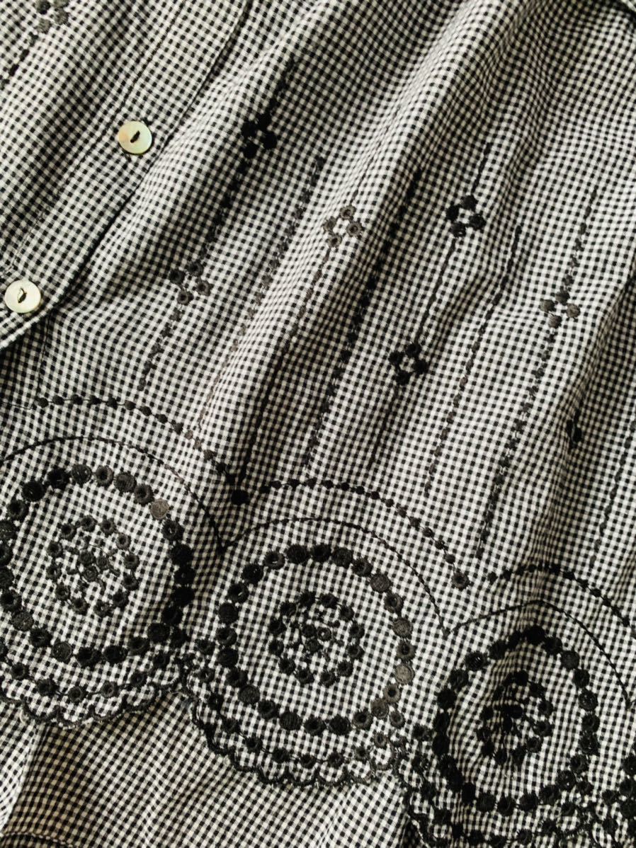 chamber&charme シャツチュニック ギンガムチェックブラウ　裾カットレース　サイズ フリー 綿100％ ブラック×ホワイト 黒刺繍 美品_画像4