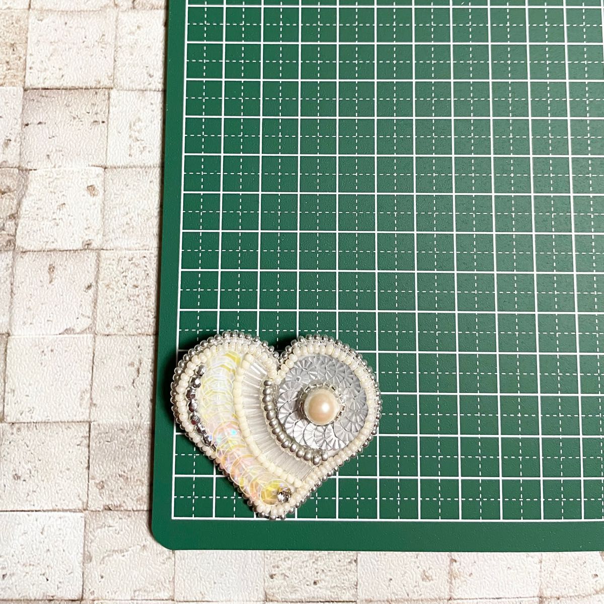 【再販】ビーズ刺繍 ブローチ ハート ホワイト 白 大人 かわいい ハンドメイド ヴィンテージ パール スパンコール