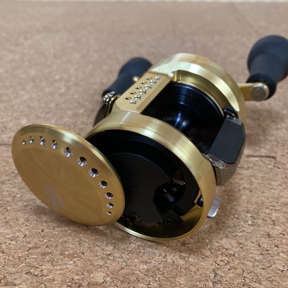 シマノ 23 カルカッタコンクエストMD 400XGLH 超美品 右巻き ベイト