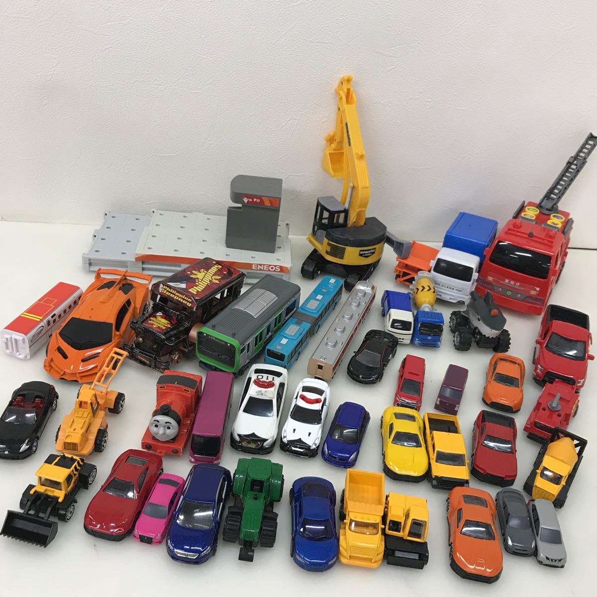 541 ミニカーまとめ売り トミカ8台 TOMICA 働く車 パトカー おもちゃ