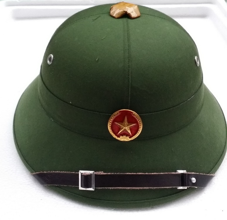 【海外発送】ベトナム人民軍サンヘルメット 北ベトナム軍NVAベトコン 帽章付 複製品の画像1