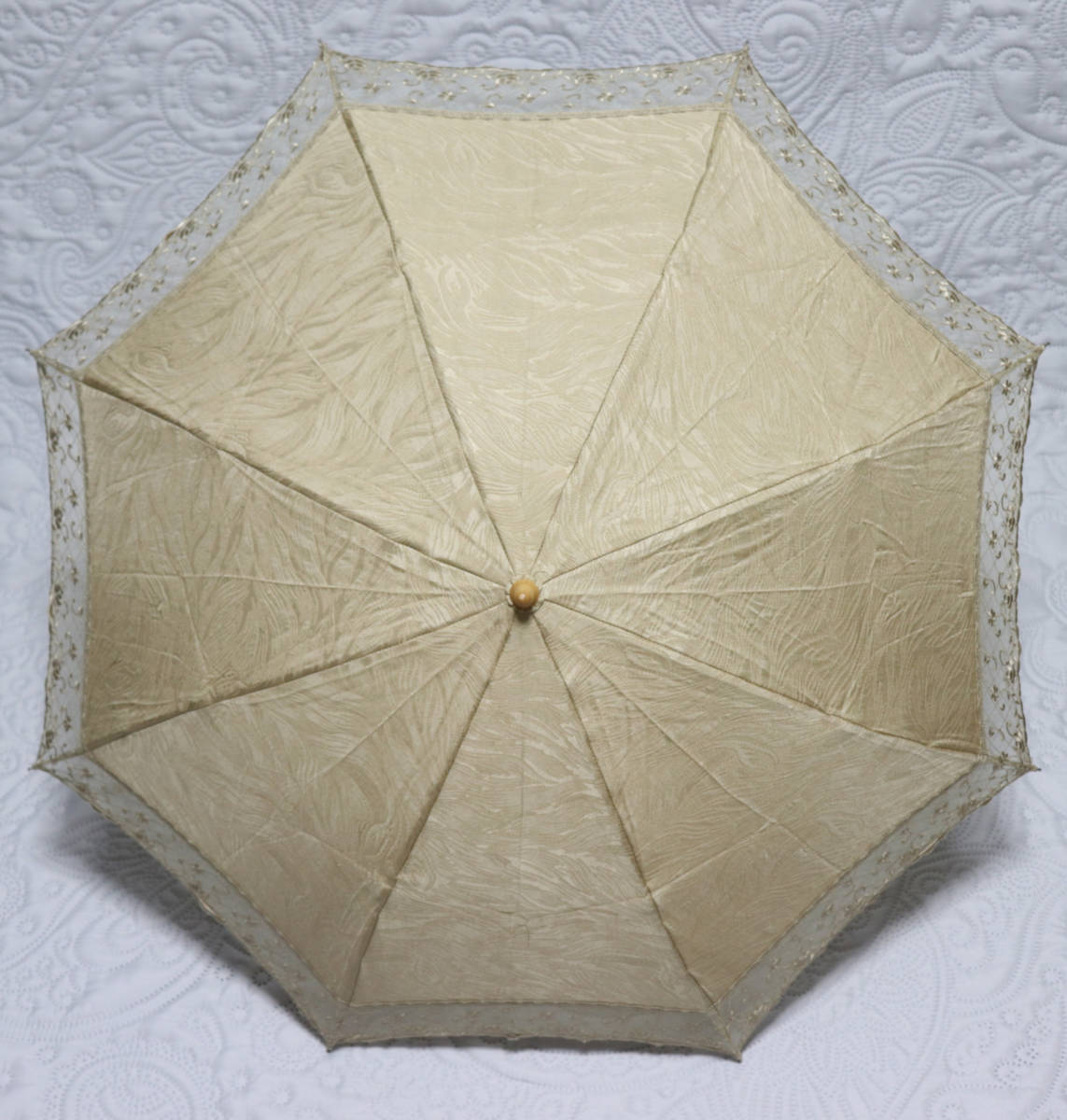 新品 折りたたみ傘 上品高級感 豪華レース刺繍 日傘 木製 ベージュ v3297_画像2