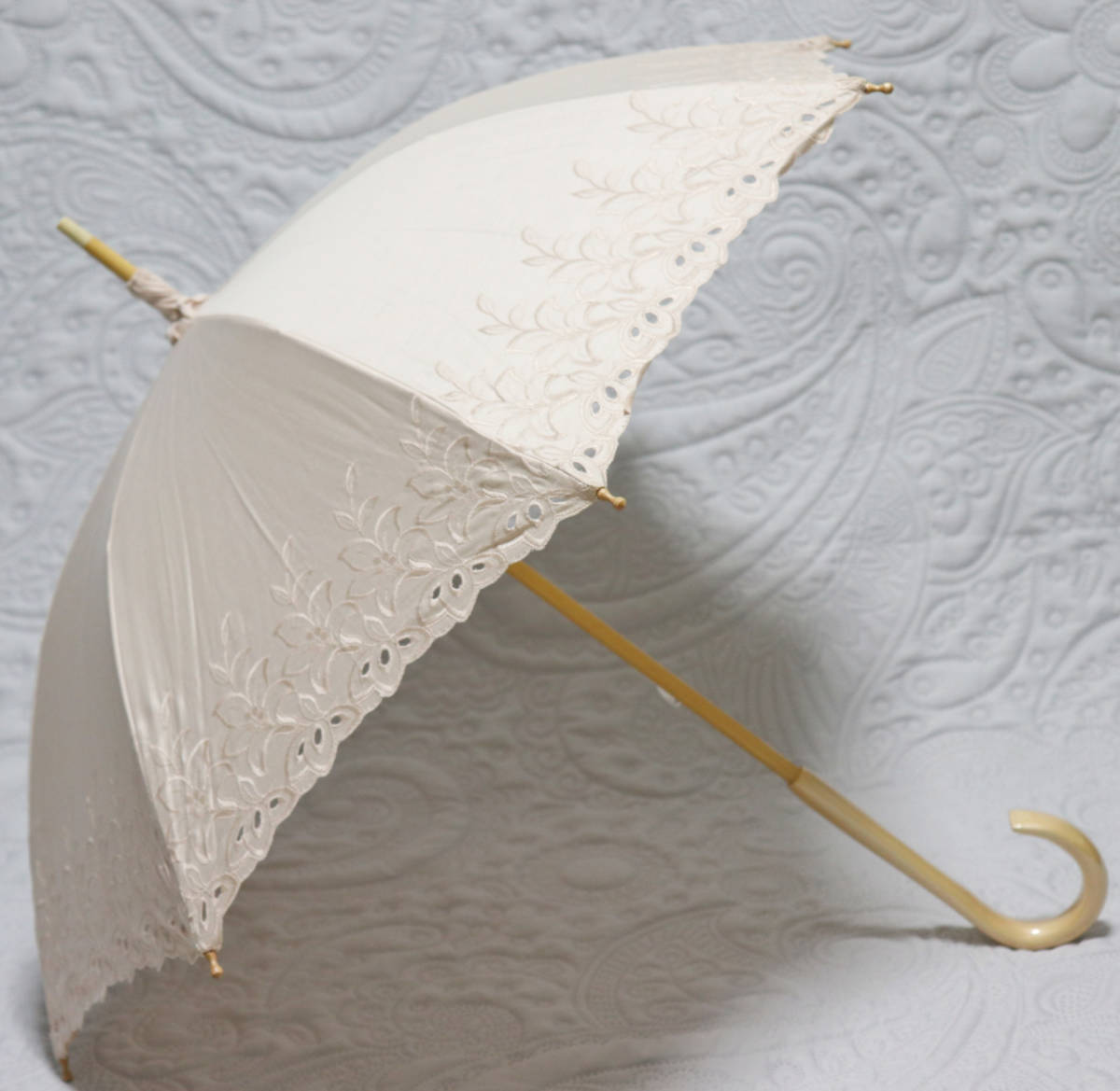 新品 長傘 綿100％ 上品で綺麗な刺繍に抜け感が入った日傘 木製 v3261_画像1