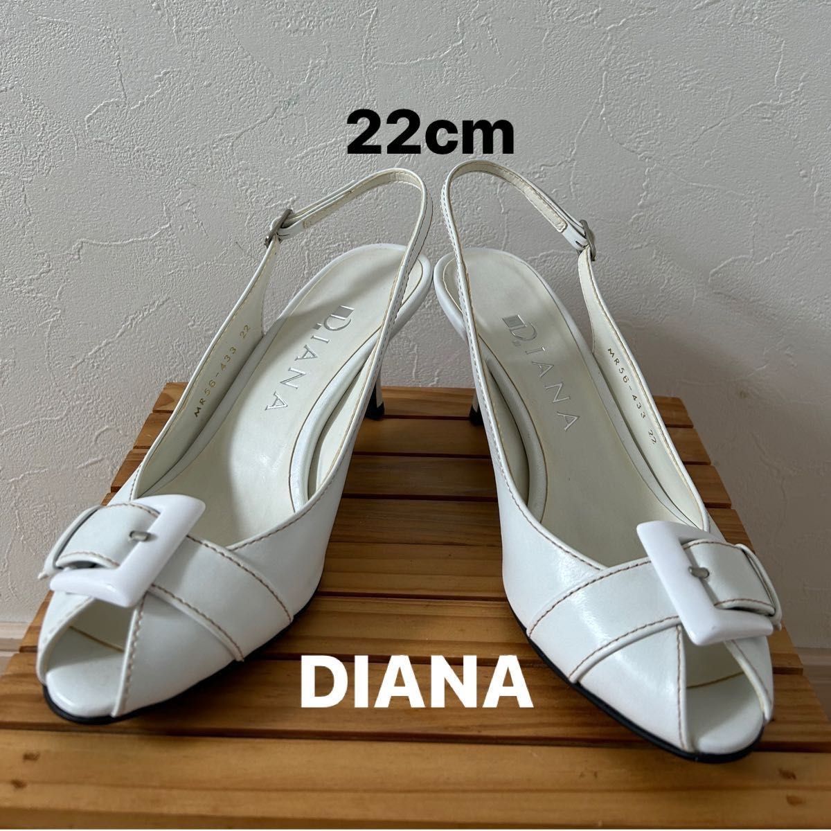 【DIANA】白バックストラップ バックルサンダル 22cm ホワイト ベルト