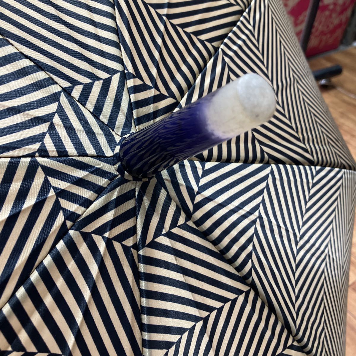 クリスチャンディオール CD ヴィンテージ　昭和レトロ　美品　袋付　直径約90㎝　全長約85㎝　ジャンプ傘　木製の柄　傘　Christian Dior_画像3