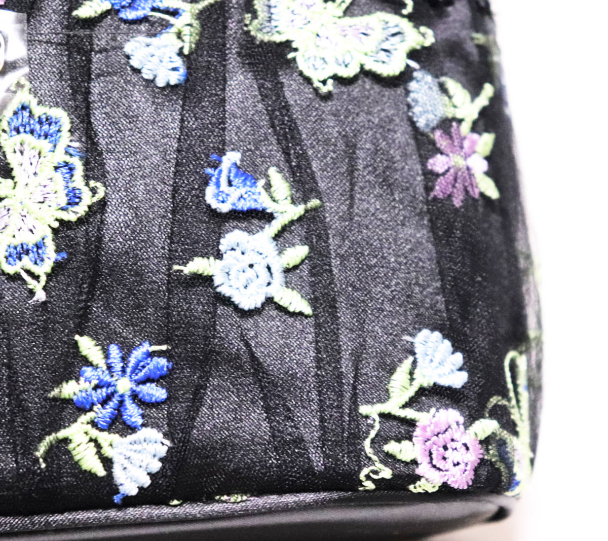 ANNA SUI アナスイ》新品 透け感 バラ・蝶刺繍 上品デザイン ANNA SUI アナスイ》新品 透け感 バラ・蝶刺繍 上品デザイン