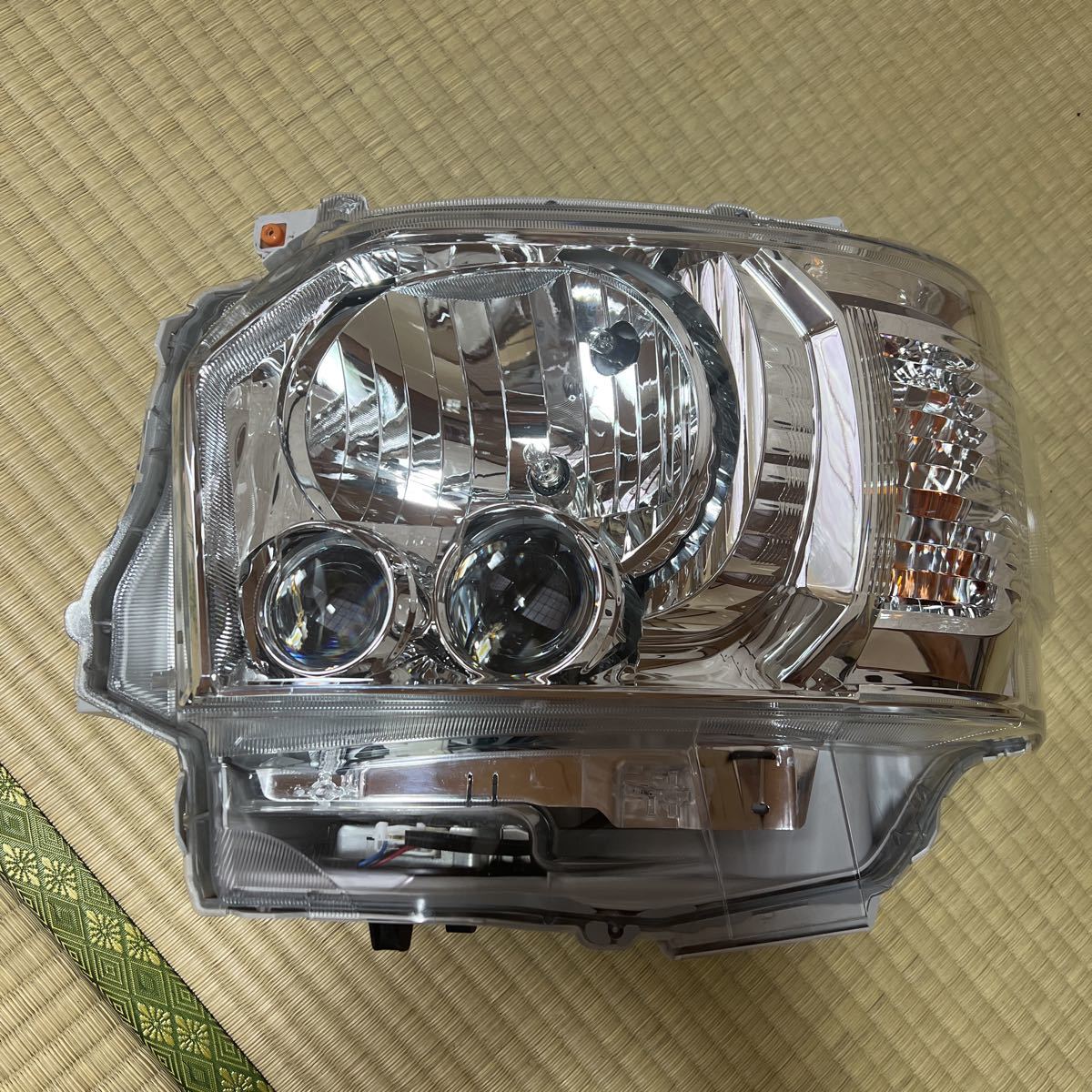 ハイエース 200 4型以降 純正 LEDヘッドライト 左側 刻印 83