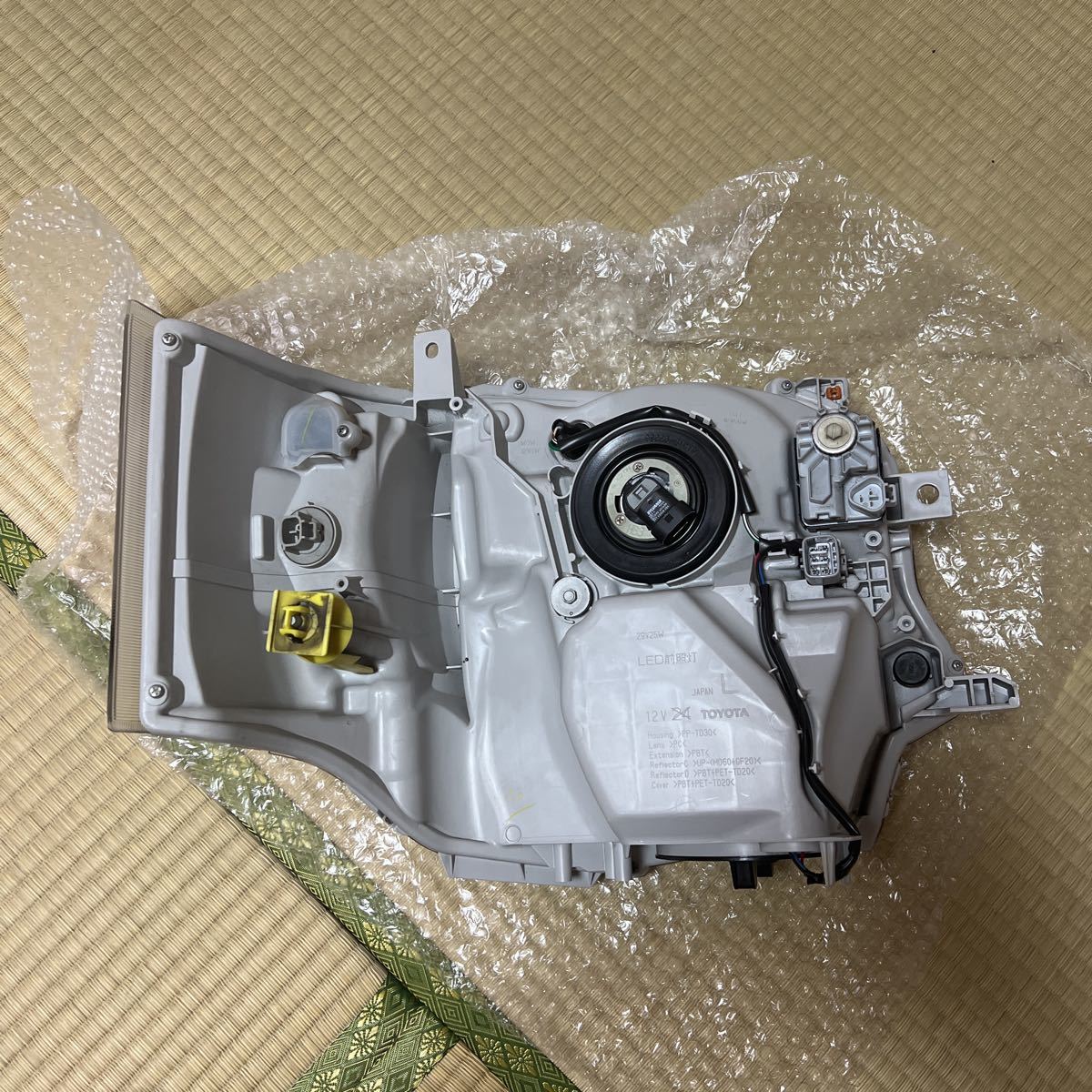 ハイエース 200 4型以降 純正 LEDヘッドライト 左側 刻印 83
