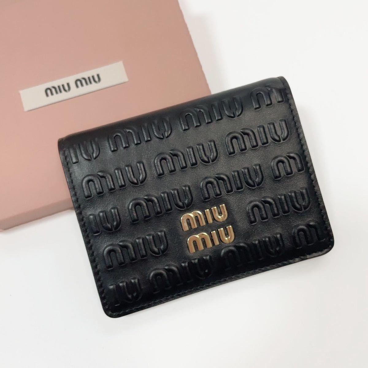 新作》レザー エンボスロゴ miumiu 折り財布 黒マトラッセ | alfasaac.com
