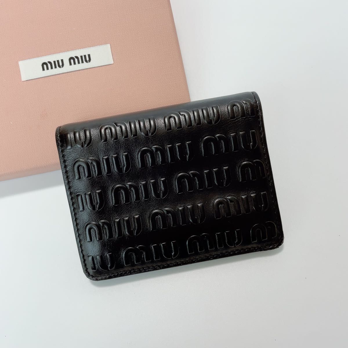 新作》レザー エンボスロゴ miumiu 折り財布 黒マトラッセ | alfasaac.com