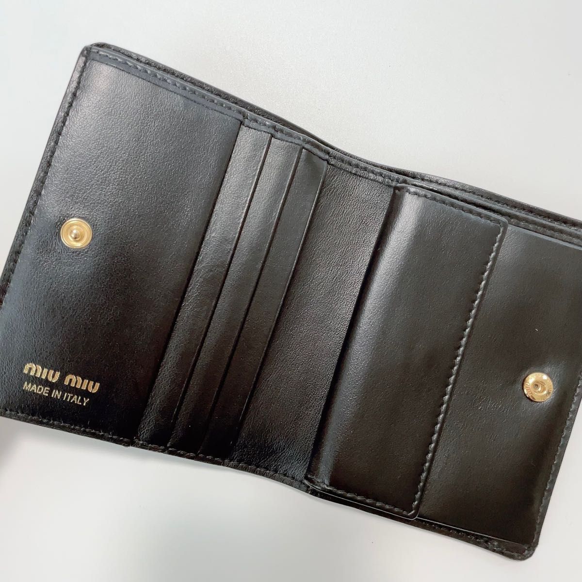 新作》レザー エンボスロゴ miumiu 折り財布 黒マトラッセ | alfasaac.com