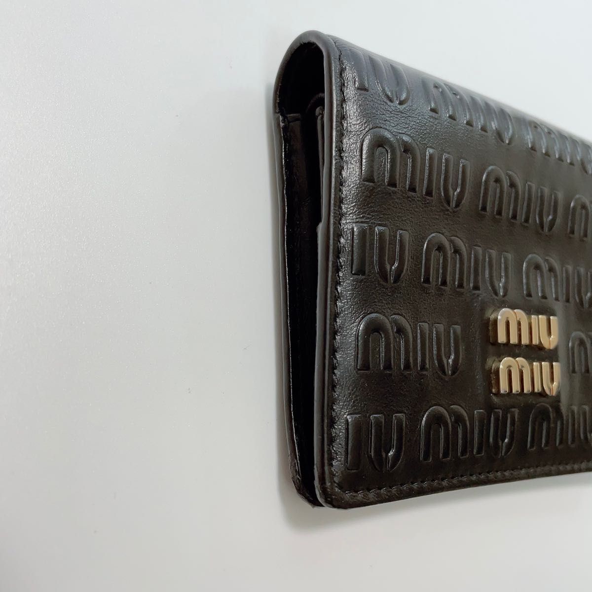 新作》レザー エンボスロゴ miumiu 折り財布 黒マトラッセ | alfasaac.com