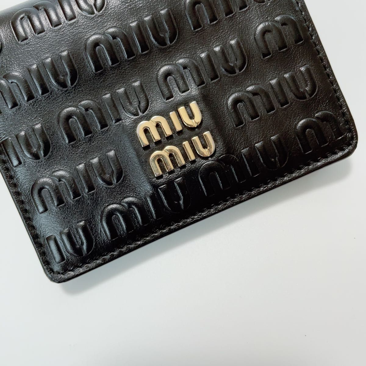 新作》レザー エンボスロゴ miumiu 折り財布 黒マトラッセ | www