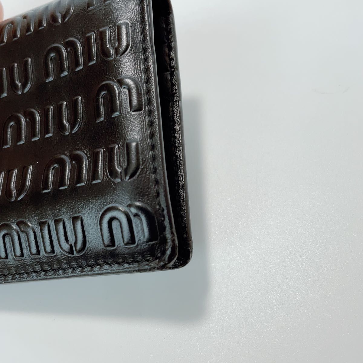 新作》レザー エンボスロゴ miumiu 折り財布 黒マトラッセ | alfasaac.com