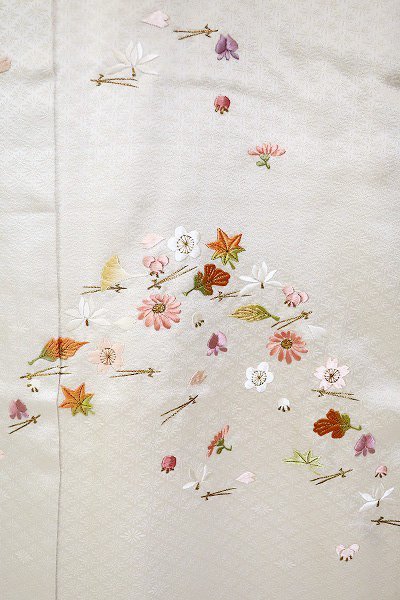 【送料無料】色留袖 蘇州刺繍 オフホワイト 梅 菊 紅葉 身丈159cm 裄丈66cm 袷 比翼付き お洒落 仕立て上がり 正絹 m-4836_画像5