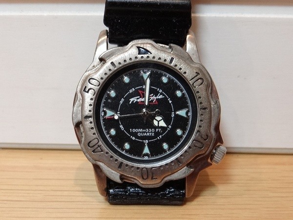  rare Vintage made in Japan Shark Freestyle 100M 330FT analogue surfing diver wristwatch screw bag non Date 