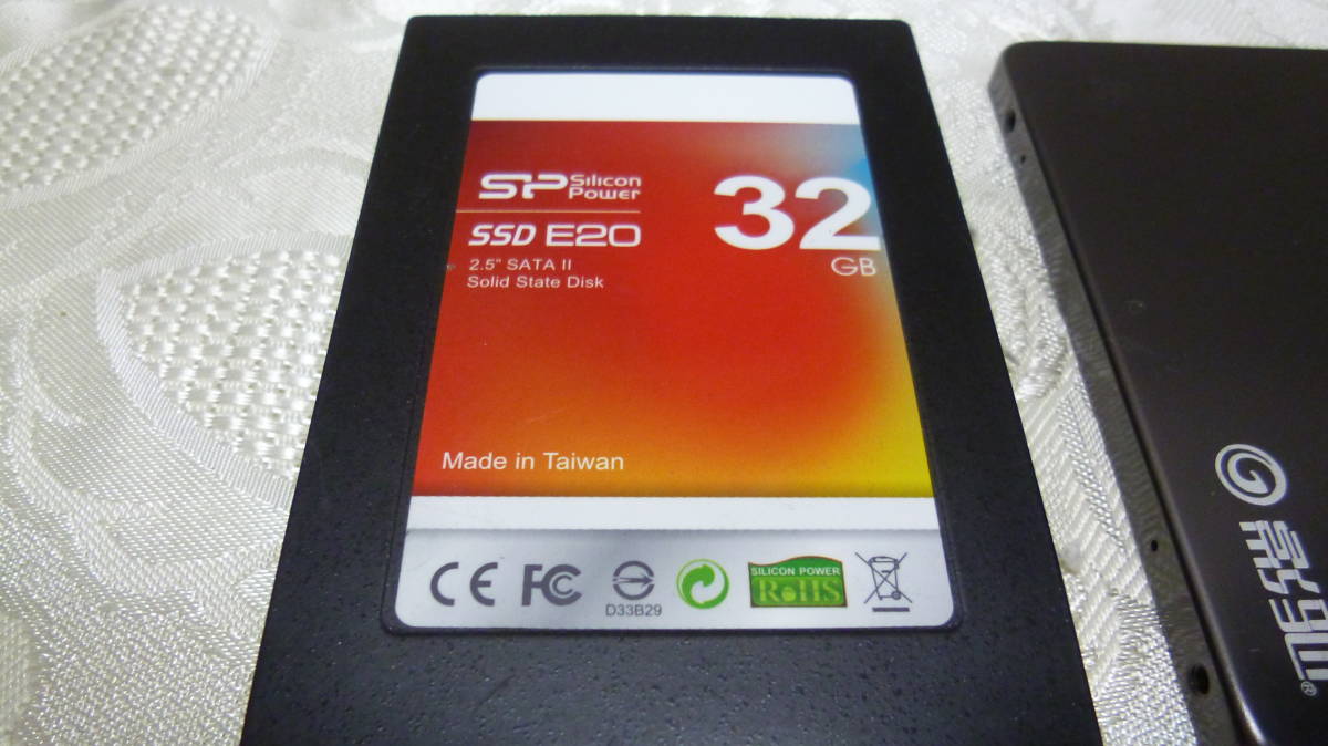 パソコン周辺機器  SP32GB SSD E20と他2枚 写真判断の画像2