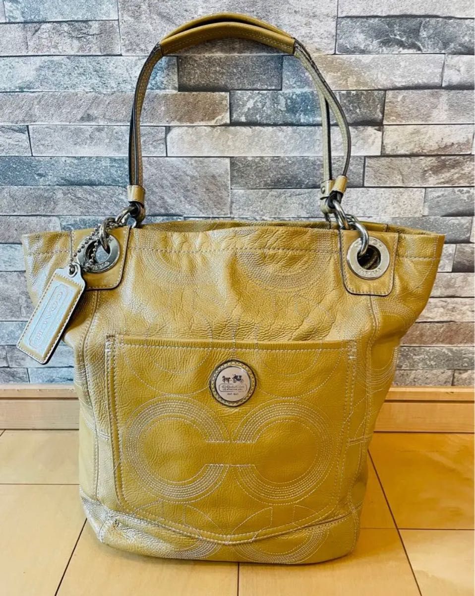 COACH コーチ ロゴトートバッグ チャーム付き ベージュ|PayPayフリマ