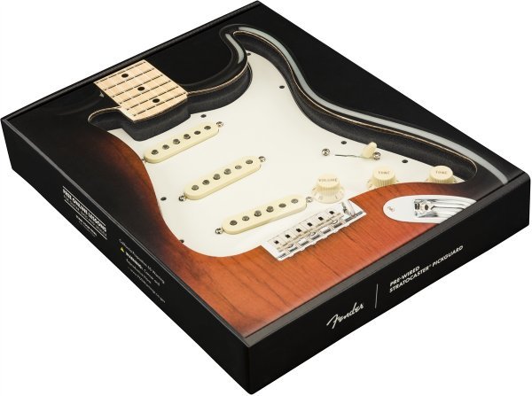 【送料無料】新品純正品◆ Fender Custom Shop Fat 50's Stratocaster 配線済ピックガードストラトSSS色:Parchment 11穴