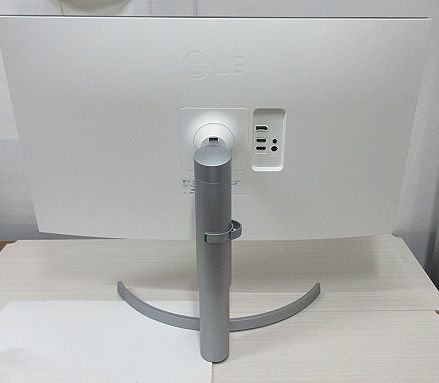 ☆美品☆LGエレクトロニクス LG 2021年製 32UN550-W 31.5インチ 大画面