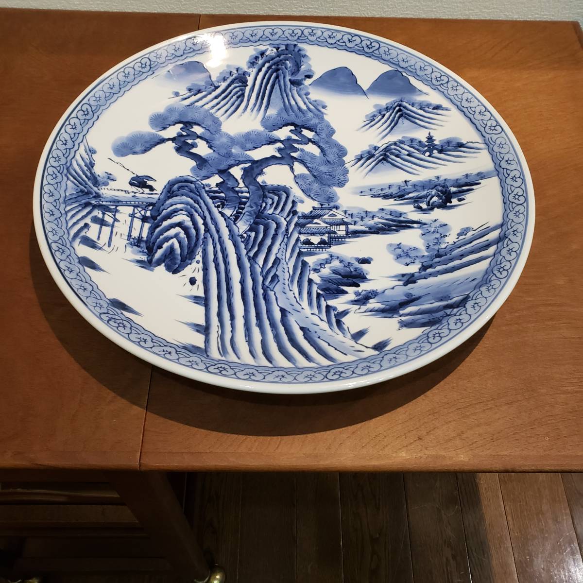 H-526 大皿 有田焼 染付 山水図 15尺(直径46cm) 重量3.8kg H-526 大皿 有田焼 染付 山水図 15尺(直径46cm) 重量3.8kg