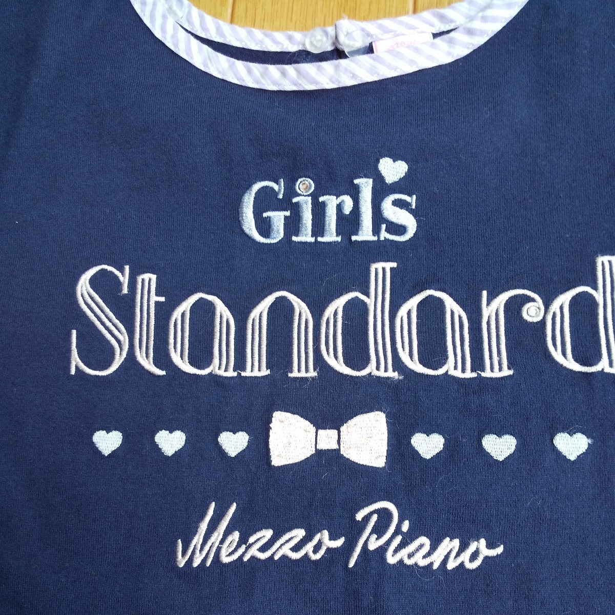 半袖Tシャツ　 mezzo piano 　メゾピアノ　リボン　　刺繍　紺色　ハートボタン　Ｌサイズ　１６０cm_画像2
