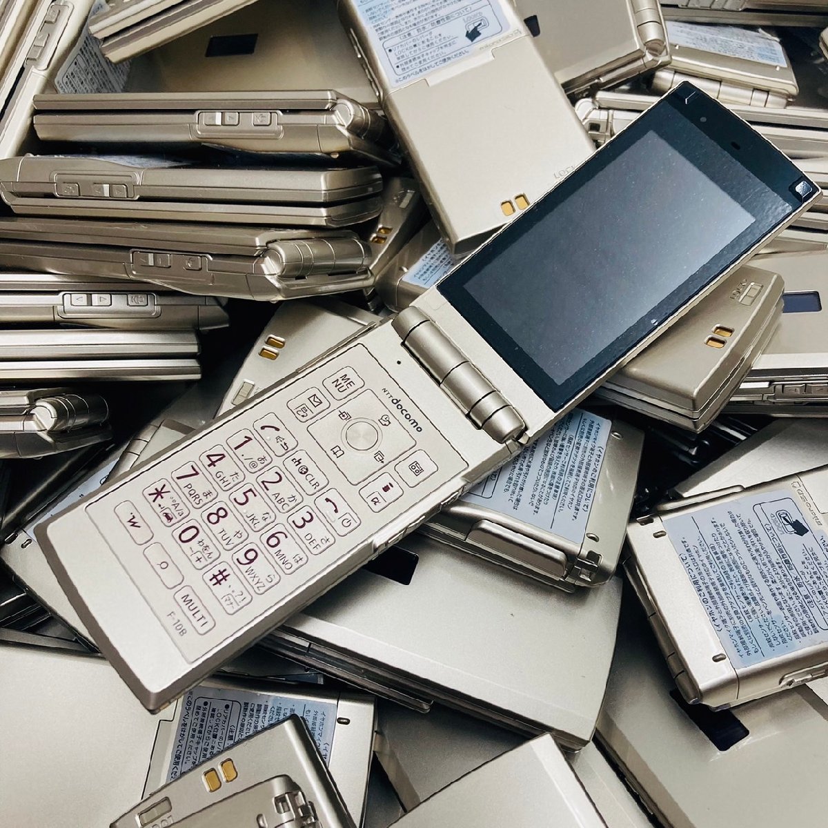 1円~ ガラケー 携帯電話 おまとめ 19台 ドコモ DoCoMo 動作 1円~ ガラケー 携帯電話 おまとめ 19台 ドコモ DoCoMo 動作