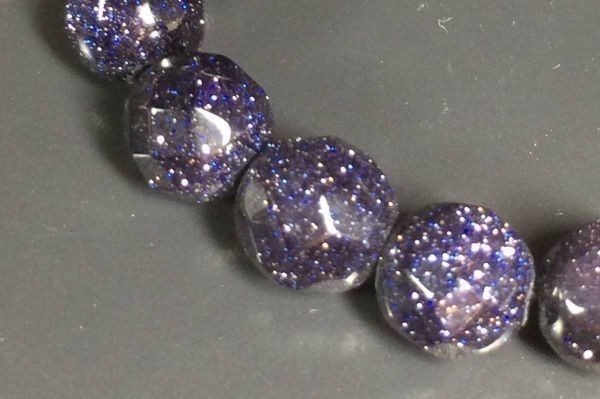 ブルーゴールドストーン(紫金石)のブレスレット 青砂石 16面カットの8ミリ珠約23粒 内径約16センチパワーストーン 0158A2 