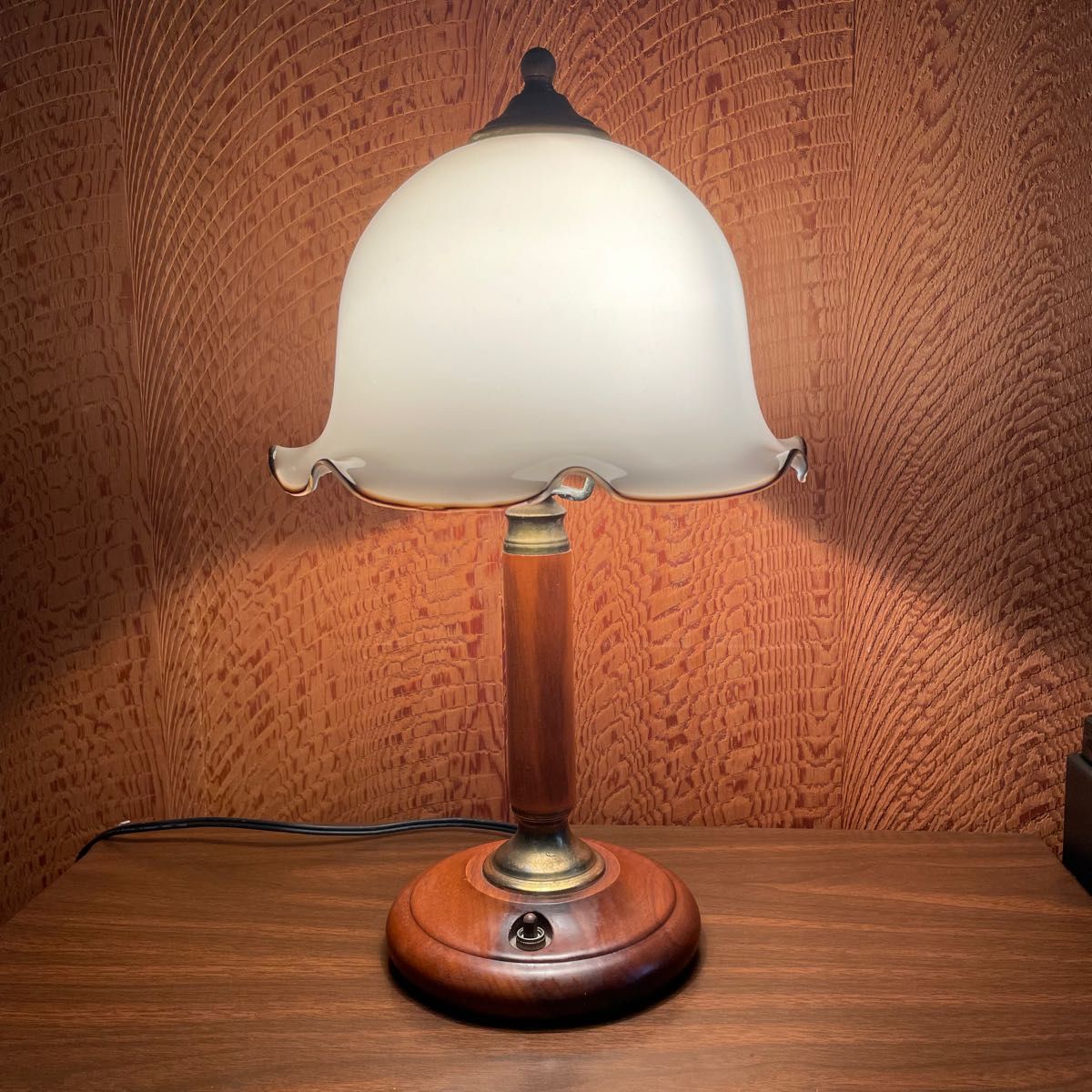 古いクラシカルなランプ 照明 テーブルランプ ガラスシェード フリル