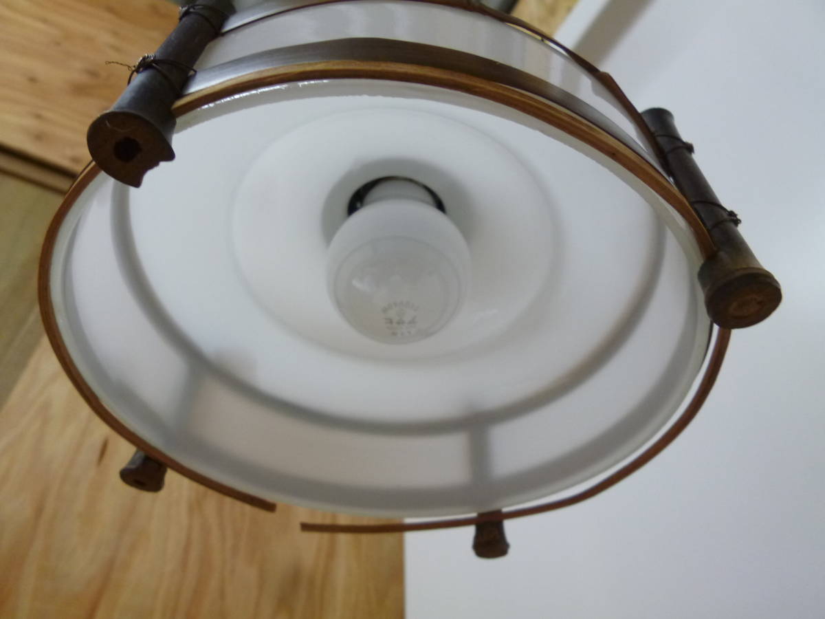 【7154】昭和レトロ　乳白色　ガラスシェード 木枠付 吊り下げ照明　直径約20ｃｍ　40Wシリカ電球(新品)付き【シェード以外は新品です】
