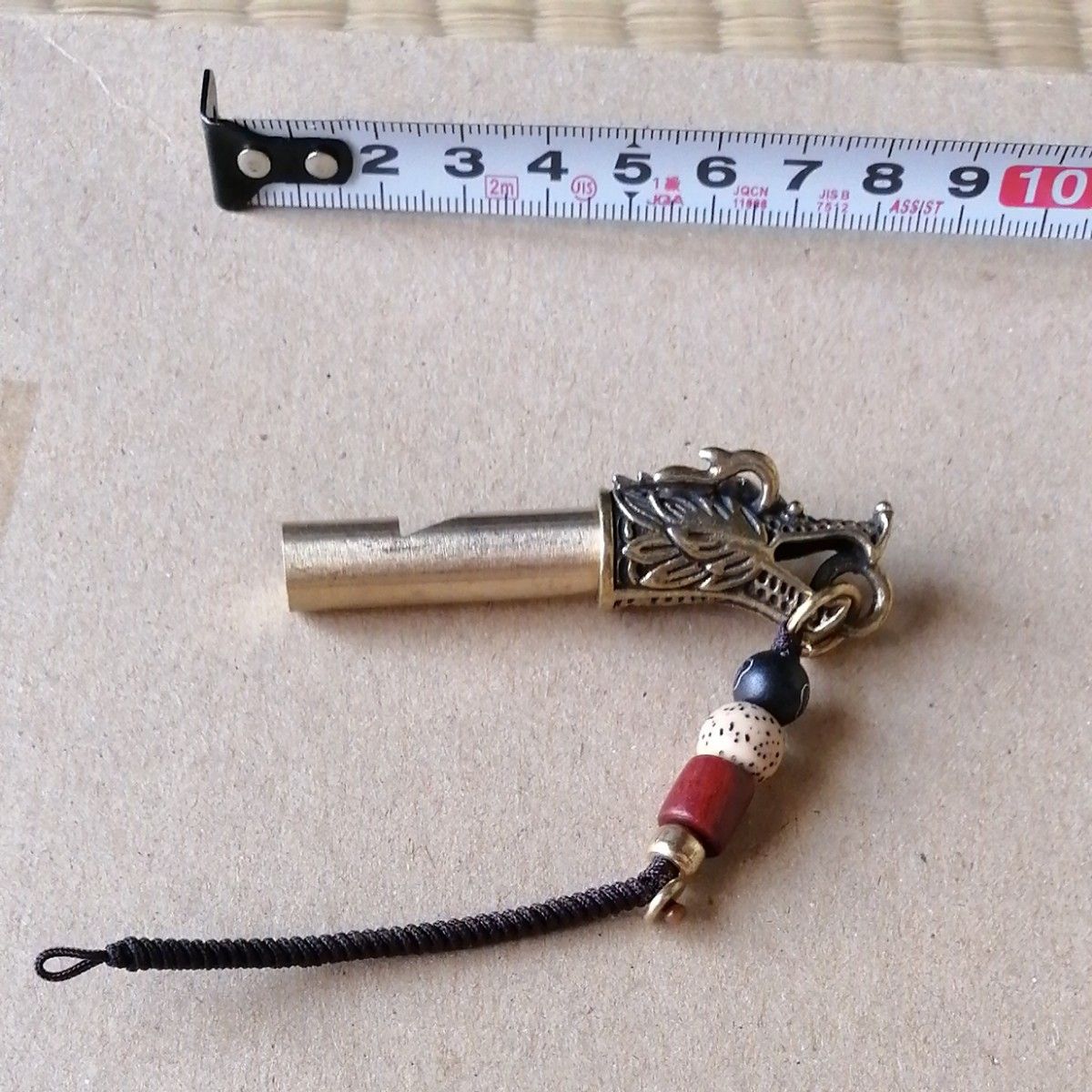 銅製紐付き龍の笛のキーホルダー