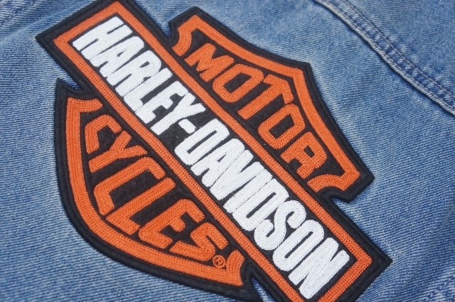 J214　即決　新品　レディース　HARLEY-DAVIDSON ハーレーダビッドソン　ビッグロゴ刺繍　ユーズド加工　デニムジャケット　L_画像2