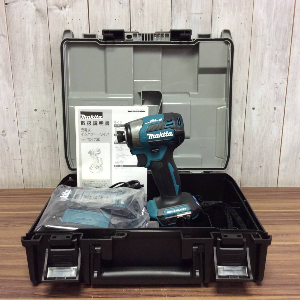 RH-5558】未使用 makita マキタ インパクトドライバ TD173D 青 本体+充電器+ケース ※バッテリー無し セットばらし品  TD173DZ