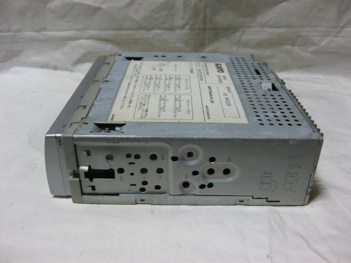 K-1777　SANYO　サンヨー　CDF-R200　1Dサイズ　CDデッキ　故障品_画像3