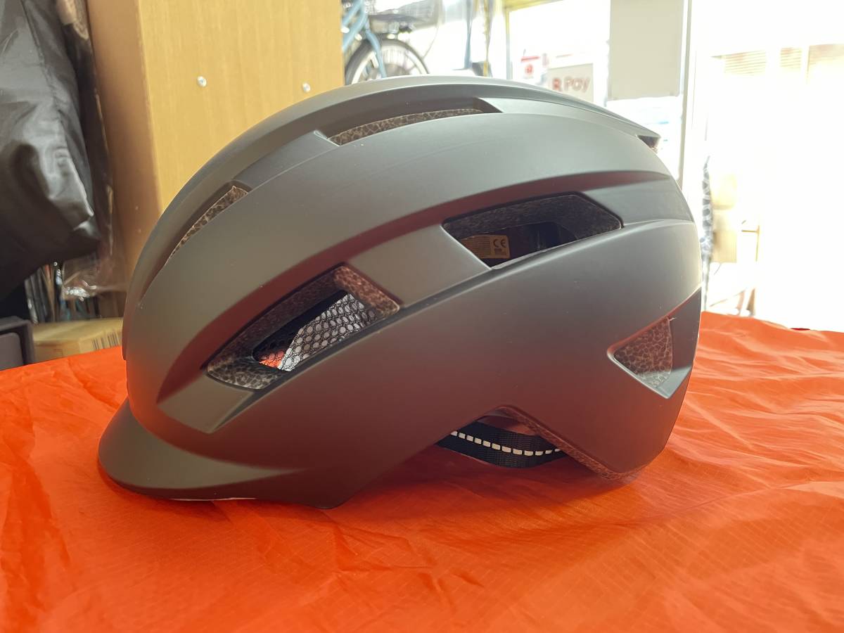 シンプルなデザインの自転車用ヘルメット　◆LEDテールライト付き　◆サイズ：58~62cm M/L相当