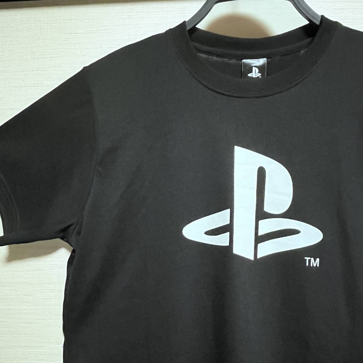 SONY(ソニー) PlayStation(プレイステーション) - MEN ロゴ Tシャツ 黒色 Mサイズ プレステ ファミリーマーク (タグ付き 新品 未使用品)_画像2