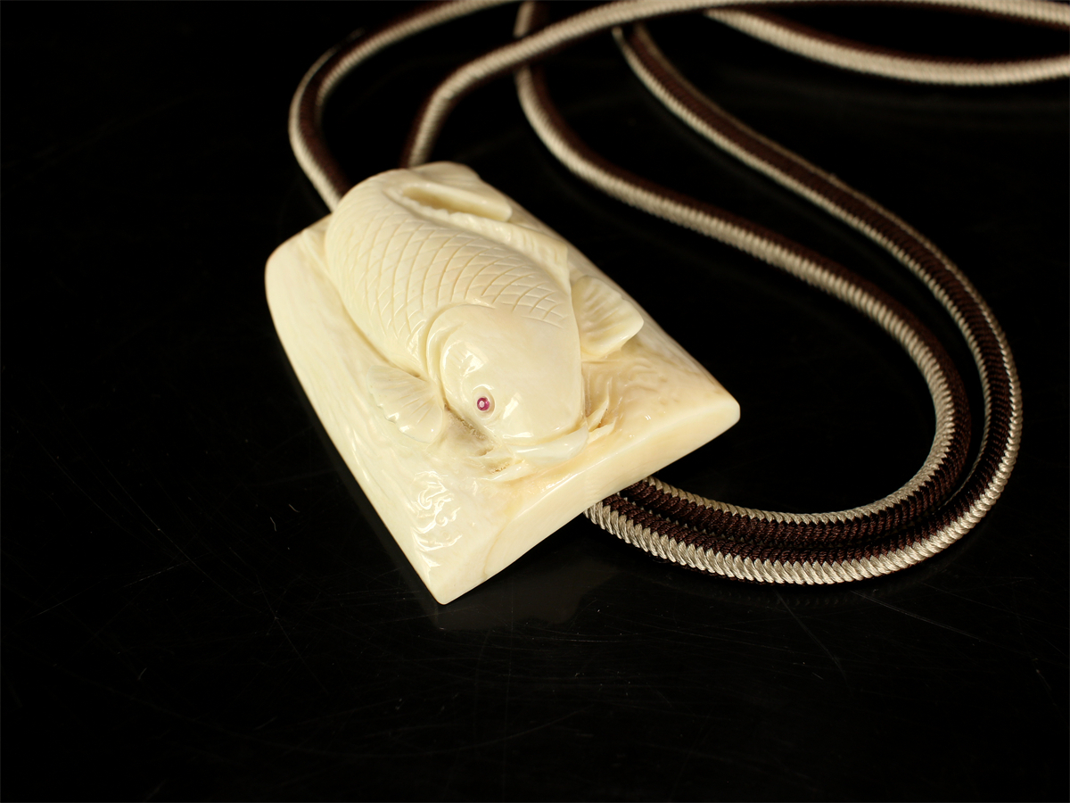 【美】ZA179 時代 鯨の歯製 鯉彫刻 帯留 和装小物／状態いい美品g★　ｒ_画像4