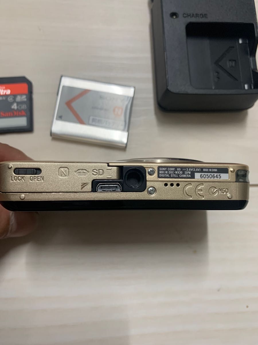 美品 SONY サイバーショット DSC-WX30 デジタルカメラ 純正充電 美品 SONY サイバーショット DSC-WX30 デジタルカメラ 純正充電
