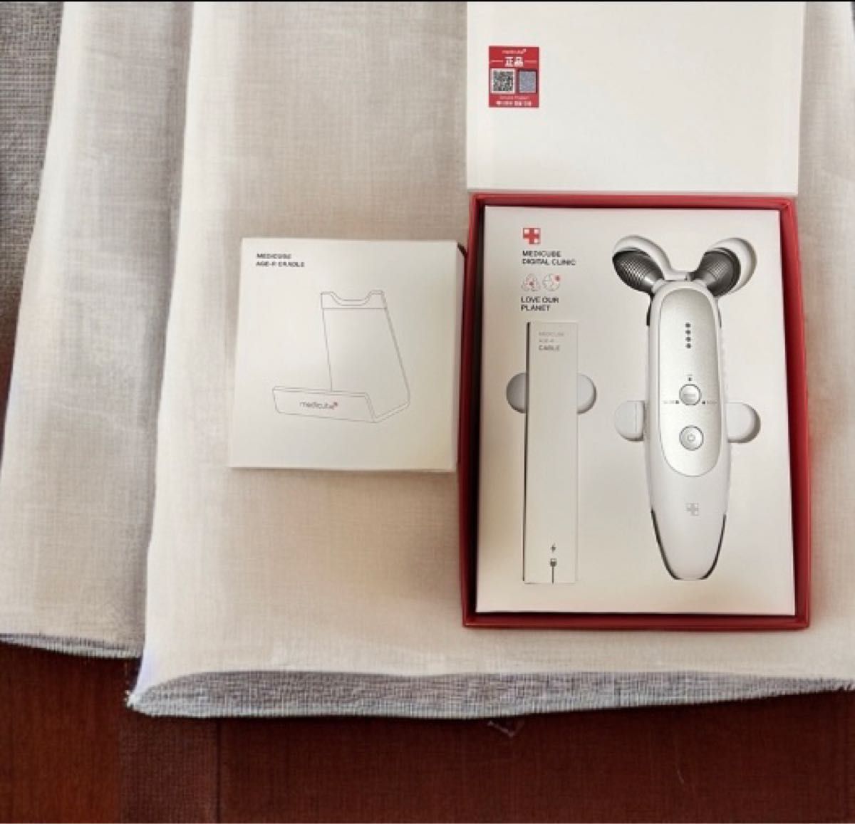 MEDICUBE メディキューブ 美顔器 AGE-R DERMA EMS SHOT MEDICUBE メディキューブ 美顔器 AGE-R DERMA EMS SHOT