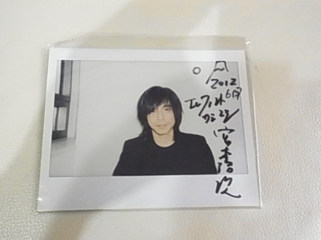  Elephant kasimasi Miyamoto Hiroji application . selection . present selection did autographed Polaroid photograph 2012 year 6 month sick . front valuable goods 