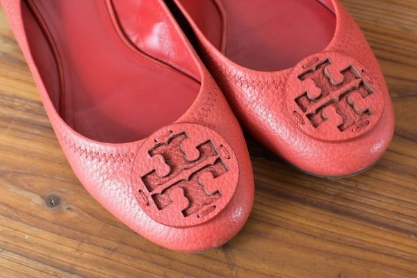 AW A2962 箱付き Tory Burch トリーバーチ ロゴ 金具 レザー