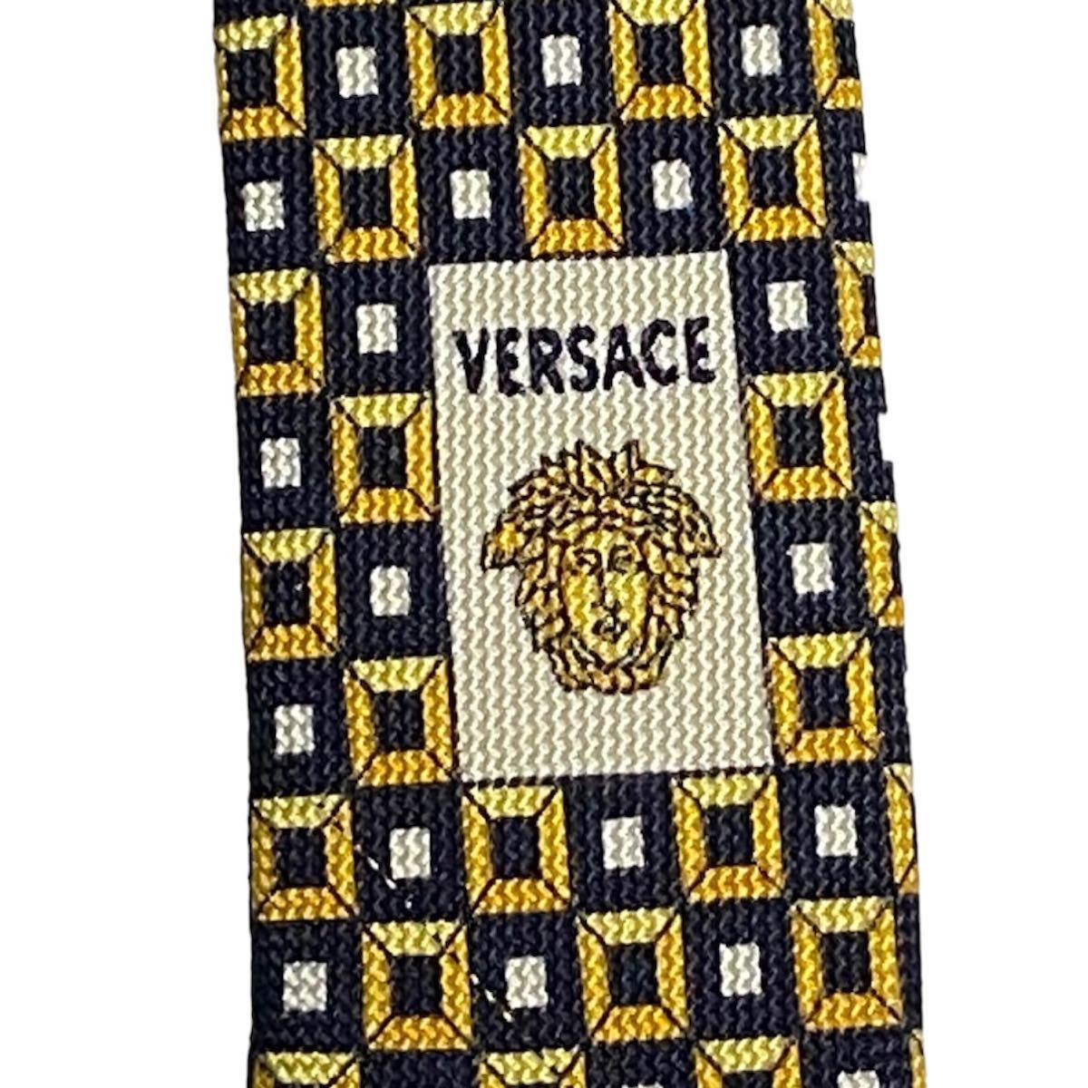 【美品】 GIANNI VERSACE ジャンニ ヴェルサーチネクタイ　総柄　ブランドロゴ　メデューサ　ゴールド