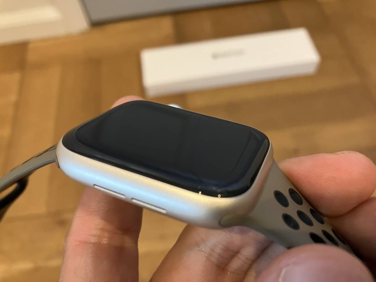 送料無料・美】Apple Watch SE 第2世代 (GPSモデル) 44mm スターライト