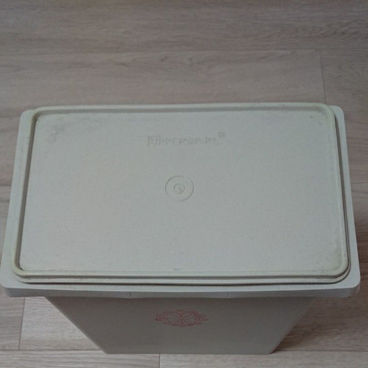 昭和レトロ】Tupperware タッパーウェア ライスキーパー 米びつ 昭和レトロ】Tupperware タッパーウェア ライスキーパー 米びつ