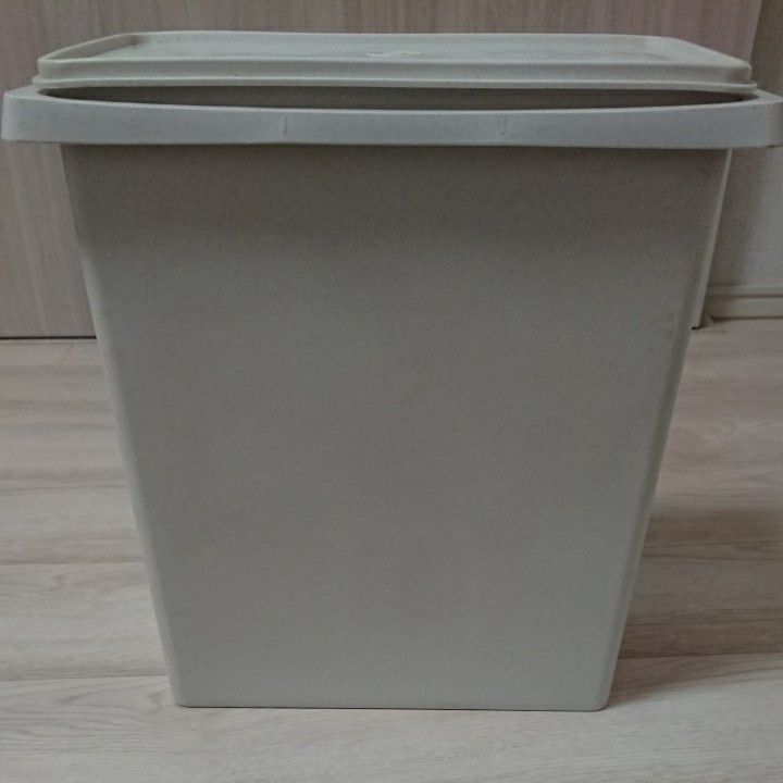 昭和レトロ】Tupperware タッパーウェア ライスキーパー 米びつ 昭和レトロ】Tupperware タッパーウェア ライスキーパー 米びつ
