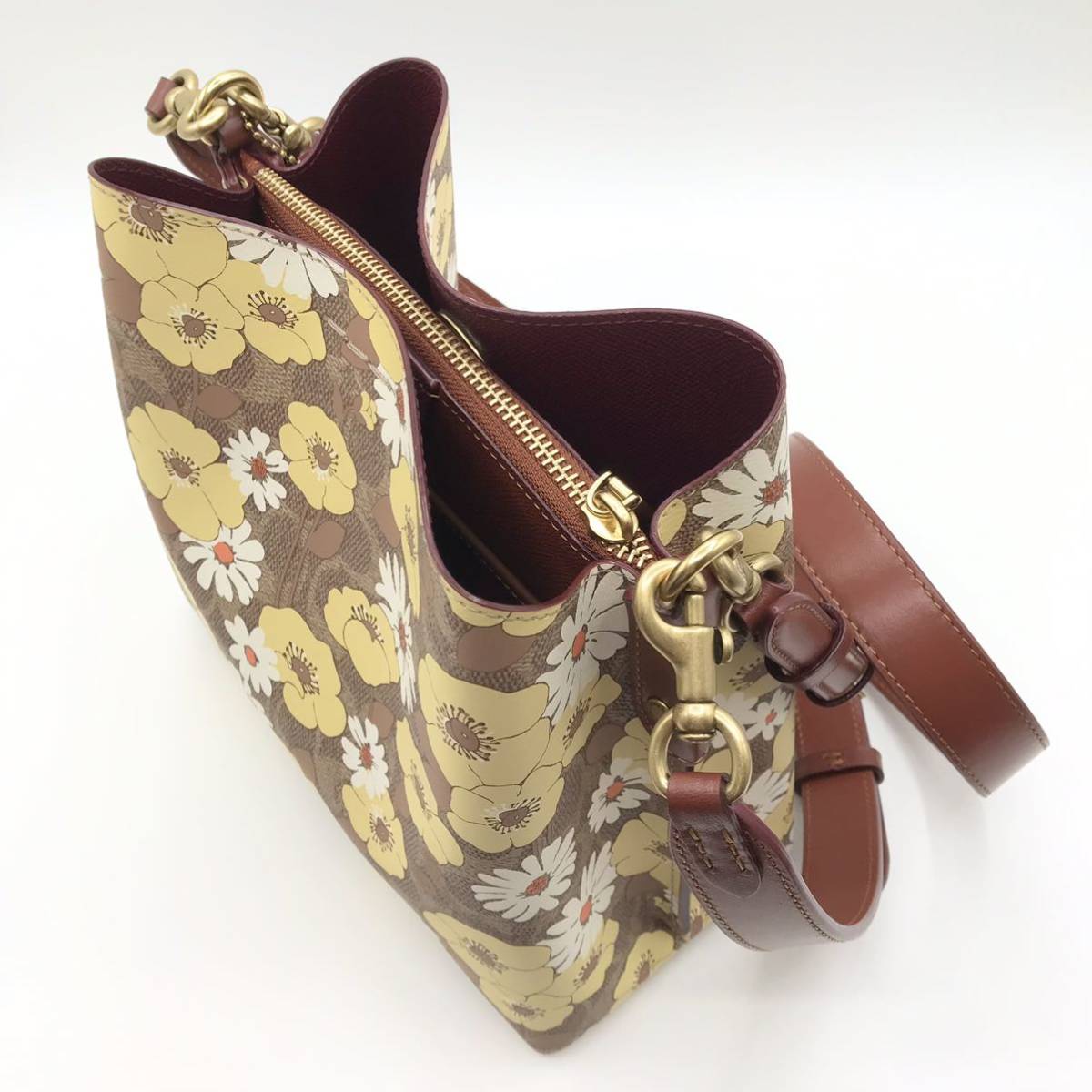 COACH ★大人気★ ウィロウ バケット バッグ シグネチャー キャンバス ウィズ フローラル プリント C9722 B4PEZ 新品