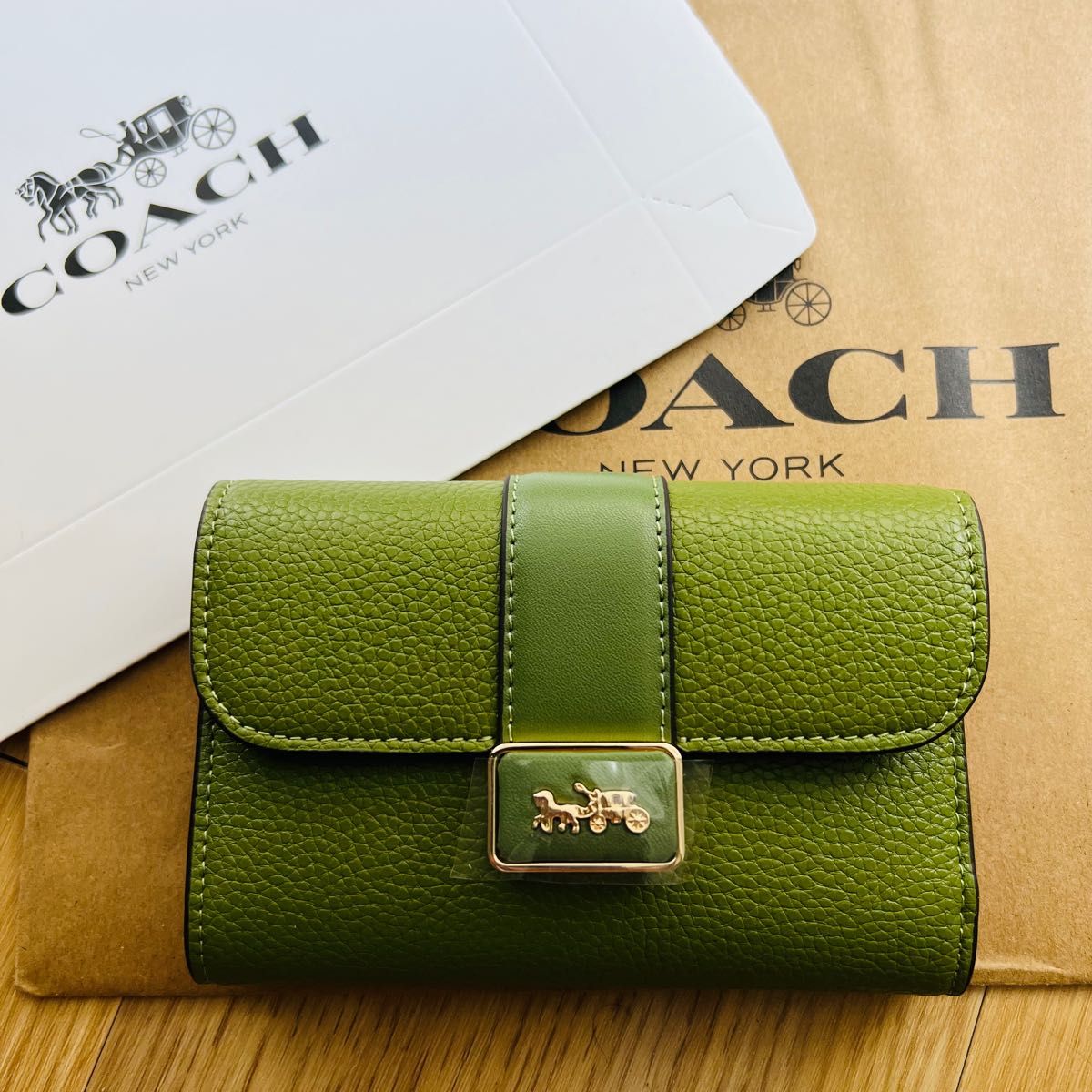 COACH折りたたみ財布おすすめデザイン可愛い人気おすすめプレゼント 
