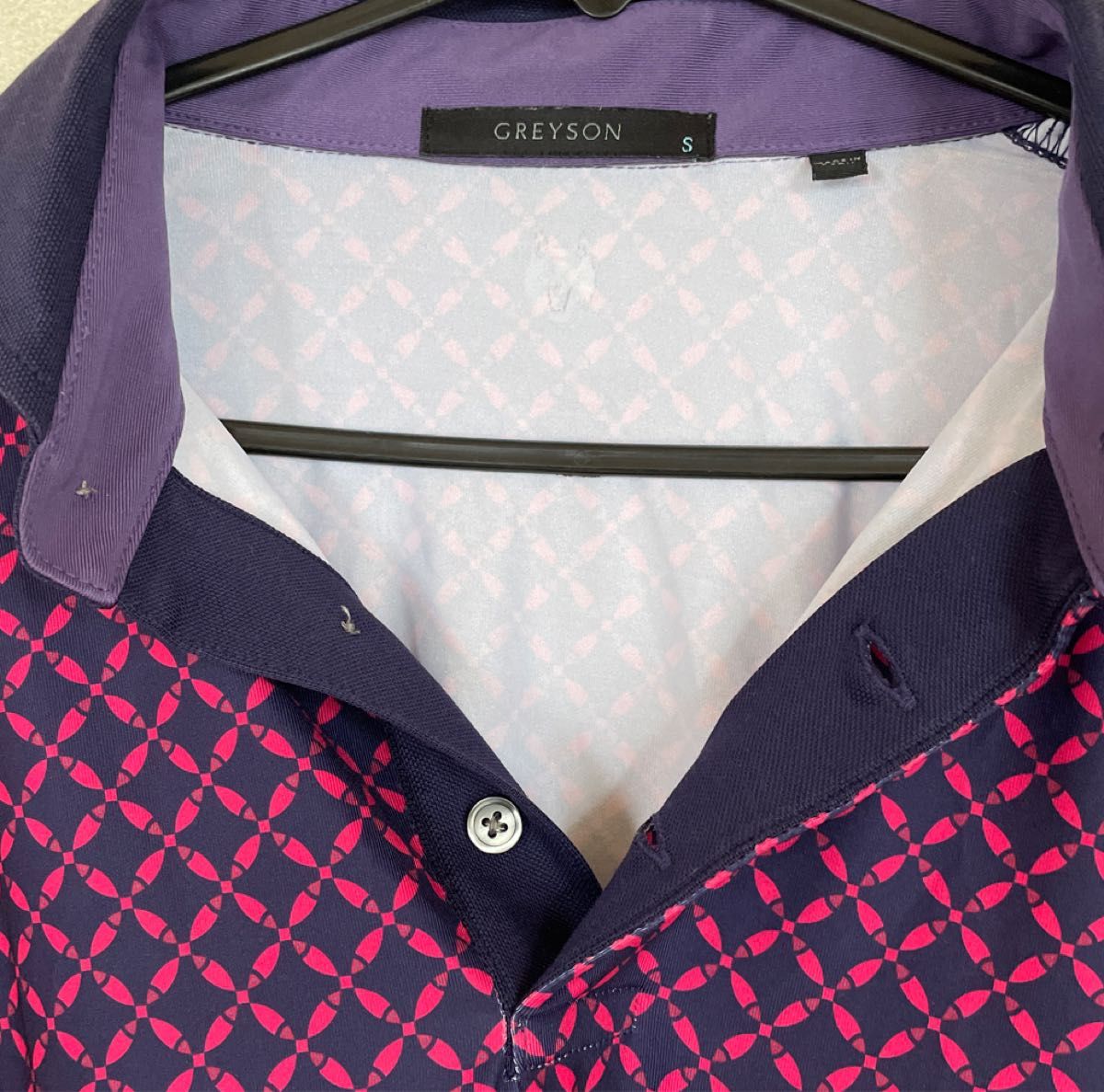 GREYSONグレイソン半袖ポロシャツネイビーカラーに赤紫色の手裏剣みたいな柄。Sサイズ