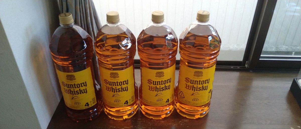 ウイスキー角瓶4L4本の出品です。