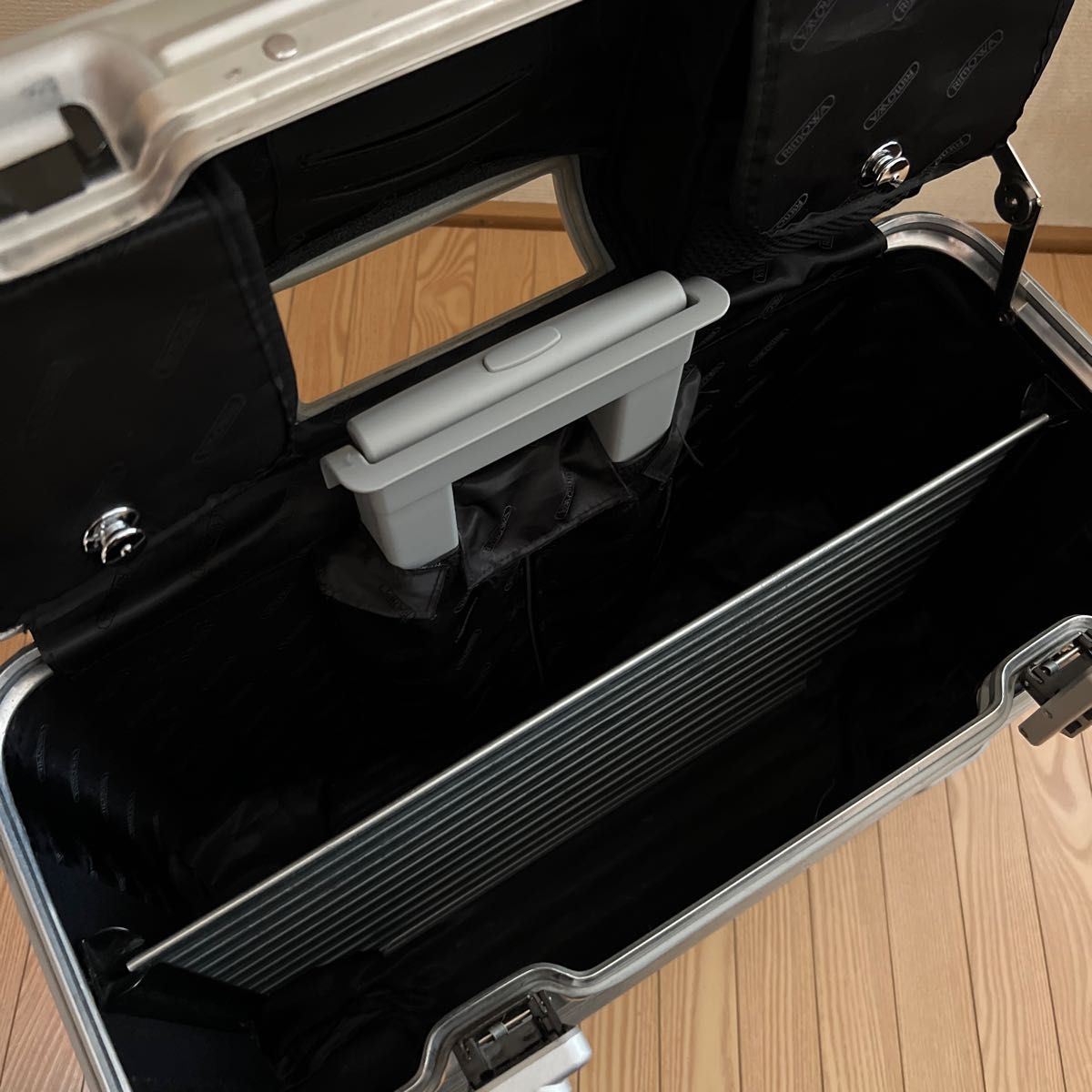 リモワ RIMOWA パイロット 34L 4輪モデル 希少 廃盤|Yahoo リモワ RIMOWA パイロット 34L 4輪モデル 希少 廃盤|Yahoo